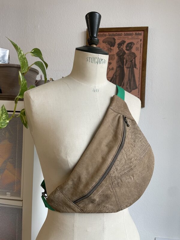 Fabrication artisanale de sacs banane upcyclés en cuir