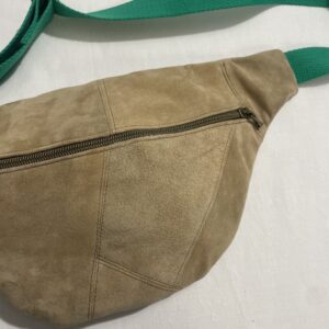 Fabrication artisanale de sacs banane upcyclés en cuir